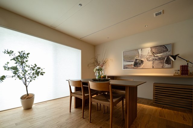 大きな窓は、空間に開放感をもたらし意匠性にも貢献するが、住宅の中で最も熱の出入りが多い場所。大きな窓を生かしつつ快適性と省エネをもたらすには、窓からの熱の出入りをコントロールすることが重要になる。