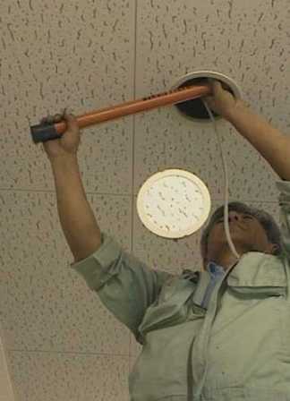 誘導灯の天井裏配線