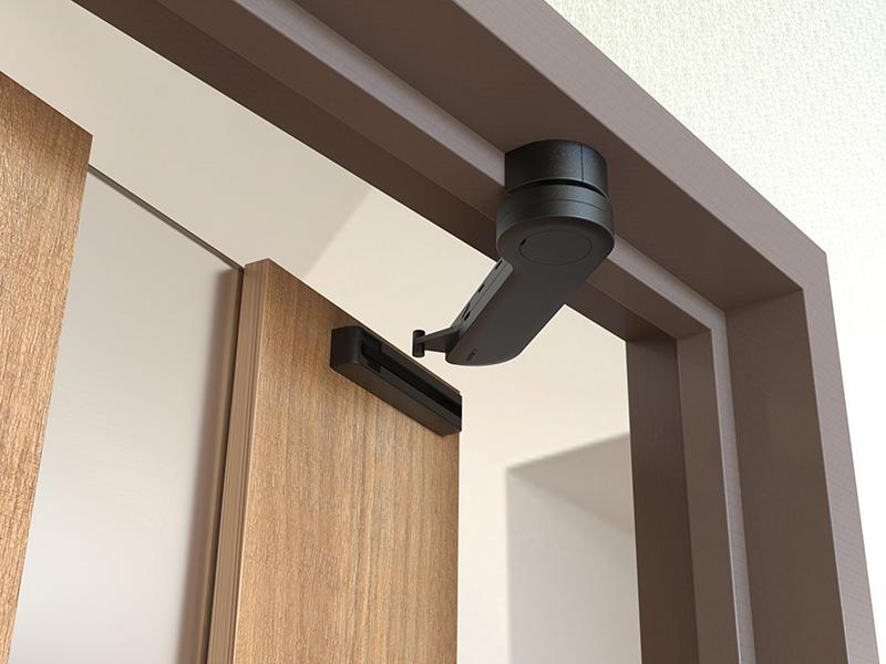 開扉時、ダンパー作動範囲を過ぎると、本体と受座はセパレートし、フリーになるので、通常のドアクローザーに比べ軽く開けられる。