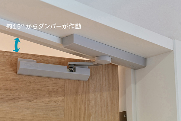 LDD-S型は、ドアダンパー本体の厚さ、わずか20mmでドア枠にすっきり納まる。取付位置の合わせが簡単で、ドア枠と戸当りの角部に押し当てるだけで済む。