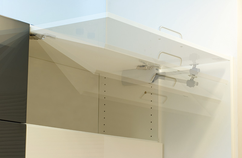 フリーストップ機能：約30°～全開位置の範囲では、任意の位置で扉を止められる。