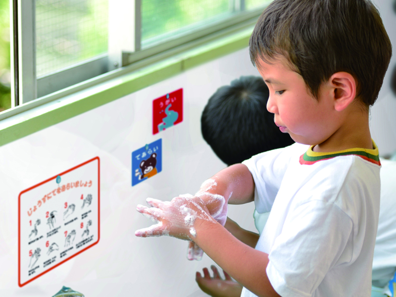 目線に合わせてデッドスペースも有効活用。 不燃認定を取得しているため、学校や幼稚園をはじめ、幅広く採用されている。