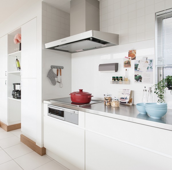 ごちゃごちゃしたキッチンまわりも、壁面を使って収納すればすっきりと片付けられる。 汚れても一拭きすればよく、掃除も簡単。