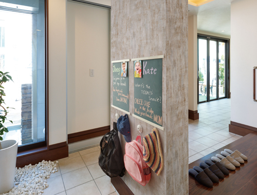 穴を開けないから壁紙を傷付けることなく、いろいろなアイテムがレイアウト可能。 子どもの成長に合わせて高さの調節も簡単。