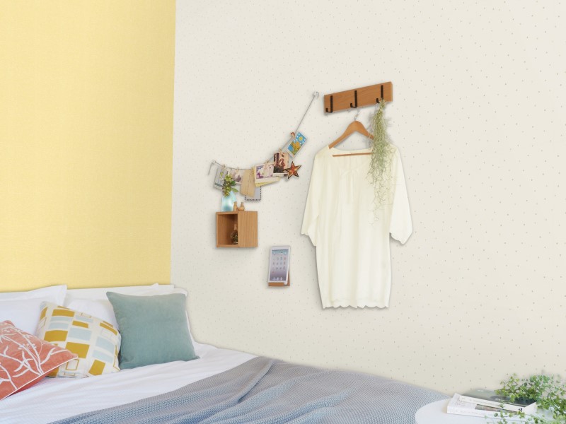 壁紙の下に入れるから目立ちにくく、どんな空間にもしっくりなじみ、インテリアの邪魔にならずに収納できる。