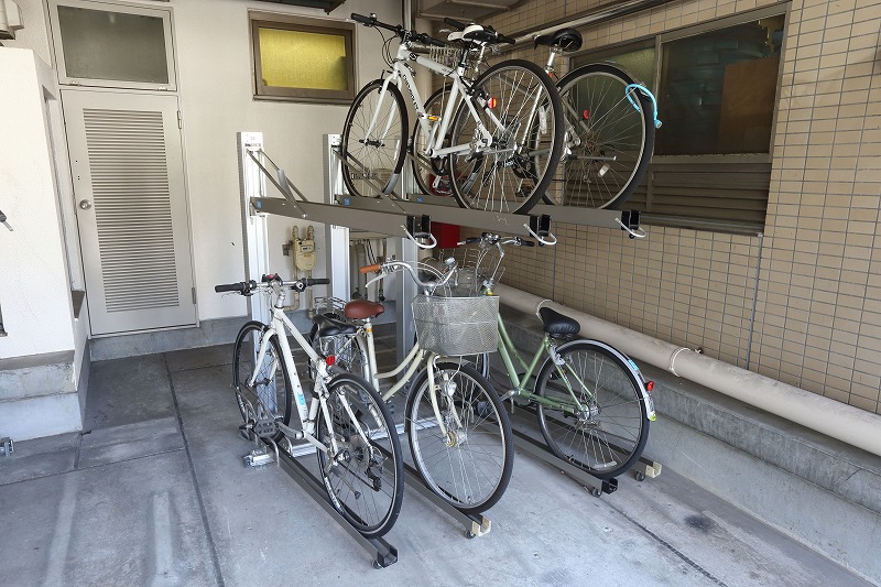 下段はスライドラックは入れ替え可能。 下段前入れタイプは「AR-SF」 下段前後入れタイプは「AR-SR」 自転車重量40kgまで対応可能な「エニイスライドBC-OSF」