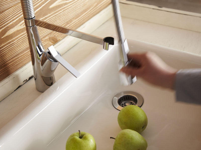 ステー部分からホースを外すと、シンクの掃除も簡単