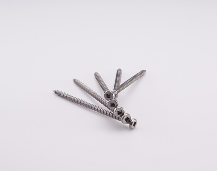 αダンパーは構造体から離れないよう90mmの長い専用ビスを使用している。ビスは大小二重のらせん構造を採用し先端は木割れ防止のカット加工がなされている。