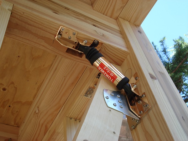 専用ビスをインパクトで打ち込むだけの簡単施工。1棟当たり1人工で半日程度、慣れてくると2～3時間程度で終了する。