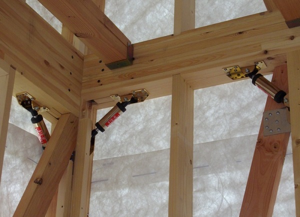 小型ダンパーのため断熱材の欠損箇所が少なく済み断熱に大きな影響を及ぼすことがない。 標準でシャフトにカバーが付いているため断熱材を直接吹き付けることも可能。