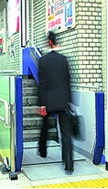 落下防止や危険防止の自動緊急停止など、昇降機利用者の安全はもちろん、一般歩行者の安全にも配慮した安全設計。昇降機の使用時以外は通常通り通路として利用可能。