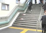 自立型ガイドレールにより、既存の階段に壁面改造することなく取り付け可能。