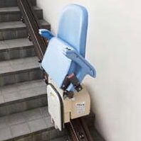 使わない時にはいすを折りたたんで収納でき、場所をとらない。