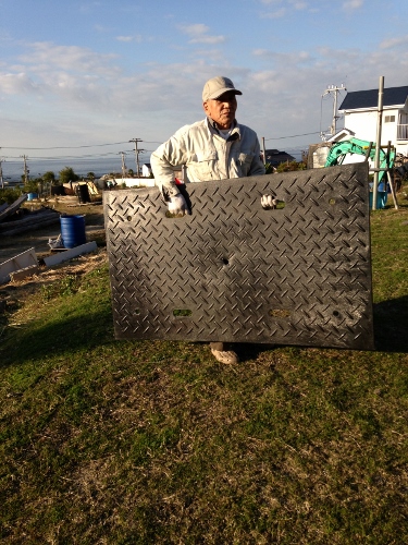 持ち手があるため、女性やお年寄りでも容易に移動ができるので災害時避難路確保にも。