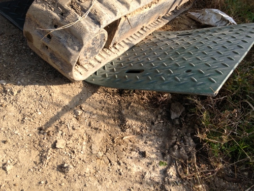 ユンボが通っても柔軟性あり、下地に馴染みやすい 衝撃に強く、圧縮に耐えられ丈夫。