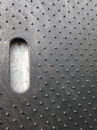 裏面には突起があり地面に食い込みがよく滑りにくい。