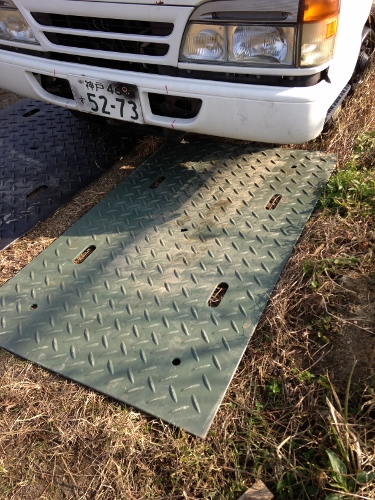 観光地、農園、果樹園などの泥はね防止、根の保護にもなる。造園、農作業の足場、水作業の足場にも安心。