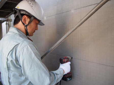 既存のタイル・モルタル壁を残したまま、壁全面をカチオンモルタルとガラスメッシュ、専用アンカーにて一体固定し、その剥落を防止する。