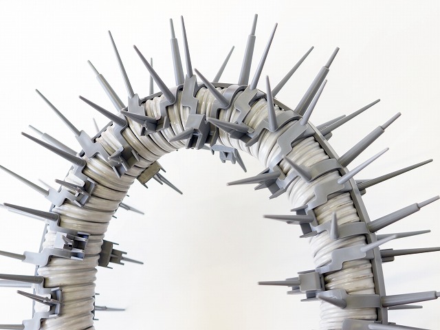 ねじれや湾曲したパイプにもフレキシブルに追従する特殊構造を採用。