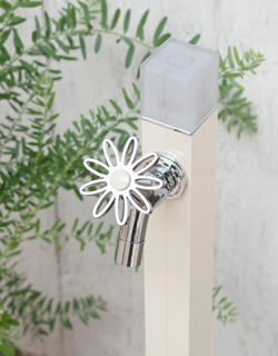 オプションで蛇口のハンドルを花型ハンドルに変更可能