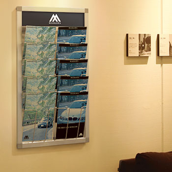 HRW-52M（A4判2列5段） 壁付けタイプのワイヤーカタログラック。 掲示物が前倒れしにくい設計。