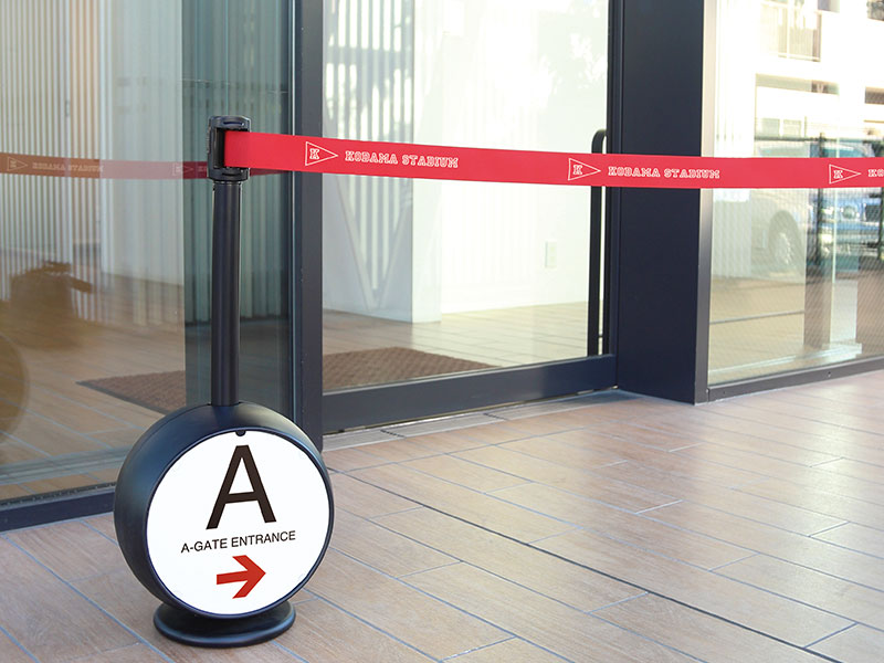 ベルトパーテーションLP-75（ベルトカラー：レッド）
パーテーションでも情報発信。ベルト部分やベース部分に印刷可能です。