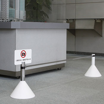 ローパーテーション　LP-38（ホワイト）、LP-380（クローム） 空間に合わせやすいクロームメッキとホワイトの2色展開。展示スペースの間仕切りに最適。