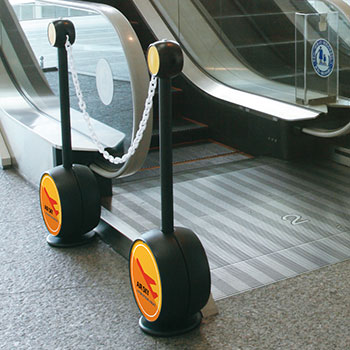 ジョブスタンドJB-09P（ホワイト/ブラック/イエロー） 丸型ウォータータンクは移動・収納に便利な注水式。 パーテーション、アイキャッチ、案内表示とシーンに合わせた使い方が可能。