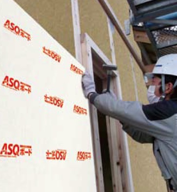 厚さ45mmの付加断熱ボードのため、現場での加工が容易で窓廻りや基礎の部分の出を抑えられる。 
上位断熱等級を可能にする厚さ100mm品を追加ラインナップ。