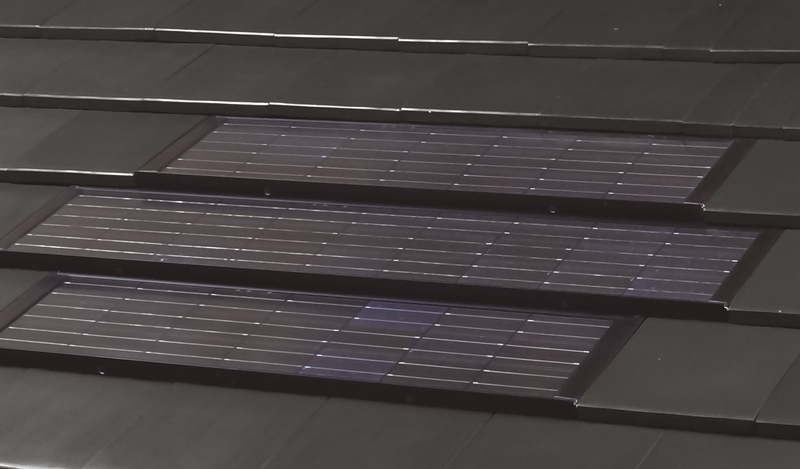 製品並びイメージ（瓦一体型ソーラーパネルとの葺き合わせが可能）