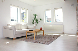 石灰・糊・すさという漆喰の原材料の他には何も加えない「本物の漆喰」。