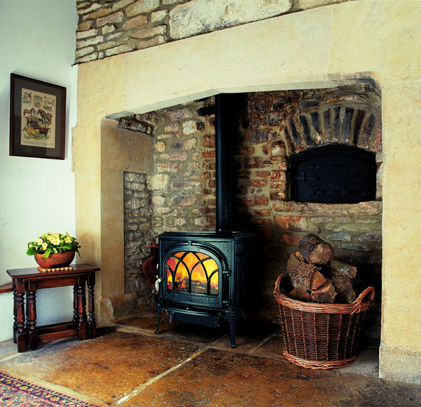 ブルーブラックはエナメル仕上げ。 薄いガラス素材でコーティングされているため、メンテナンスフリー。 暖かさと美観を兼ね備えたモデル。