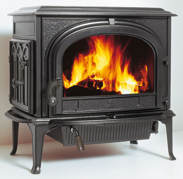 フロント扉に格子のないSE（スペシャルエディションモデル）。ダイレクトに炎を楽しむことができる。