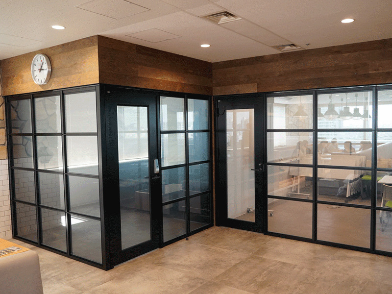 調光フィルムはドアへの施工も可能。今回は框ドアへ調光フィルムを施工したが、フルガラスドア・引き戸など多数実績も有している。