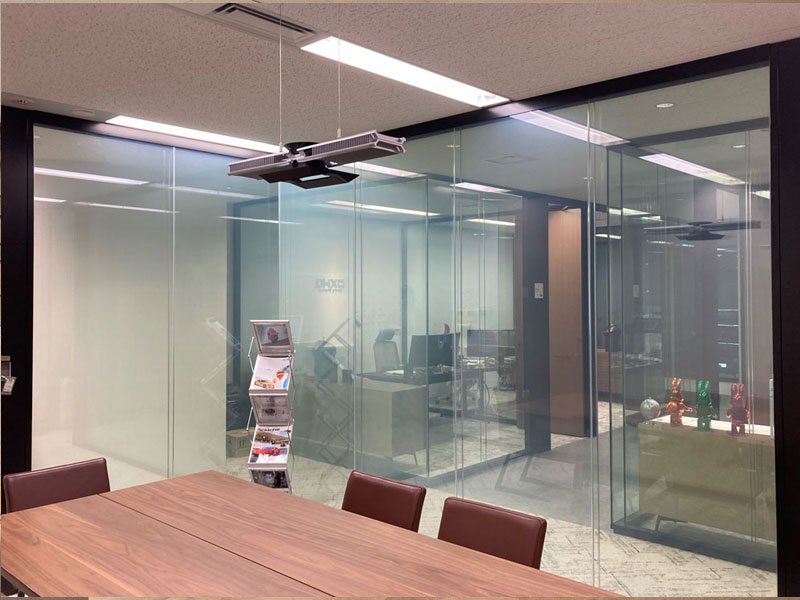 調光フィルムはダブルガラスへも施工可能。開放感のあるガラス張りの会議室も意匠を損なうことなくすっきりとした仕上がりとなる。