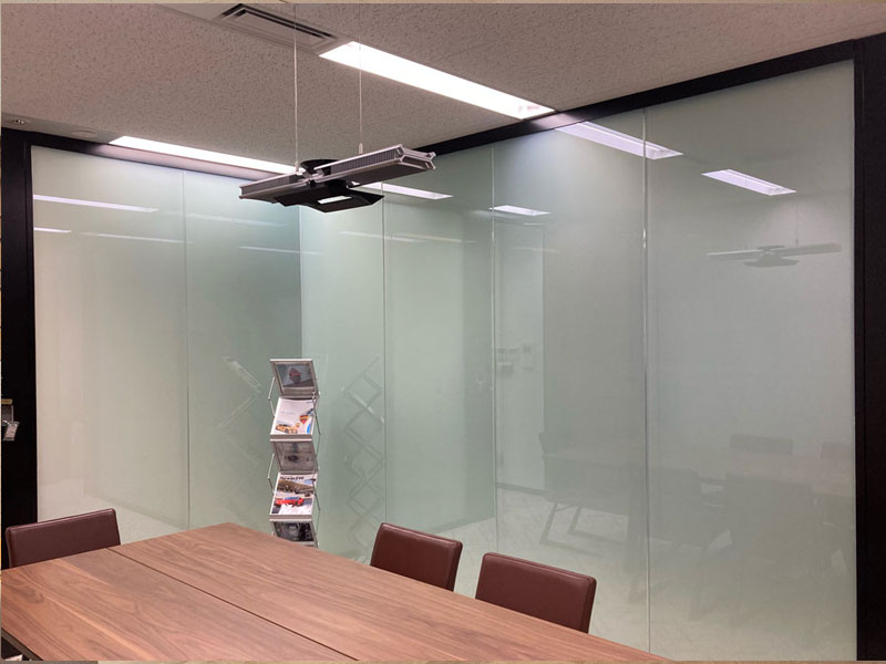 調光フィルムは既設・新設どちらのガラスへも設置可能。プライバシー保護の為に後から必要になった場合にも、大掛かりな工事をせずに調光機能を設置できる。