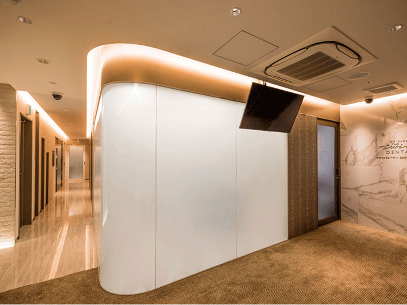 歯科医院での調光フィルム施工事例です。
緩やかなカーブのガラス面が印象的な処置室。治療中は不透明にしてプライバシーを守る。