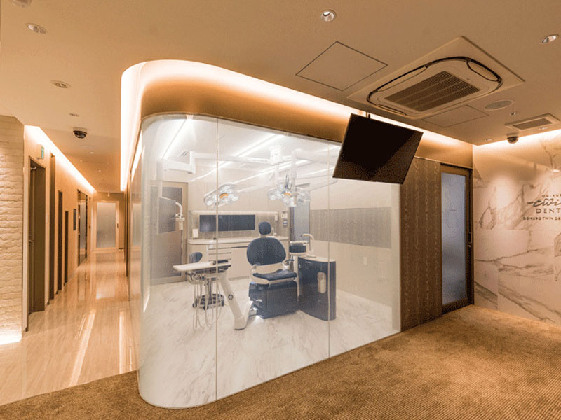 埃がたまりにくい調光フィルムは、清潔感が求められる医療機関に最適。透明に切替えることで、広々とした空間になっている。