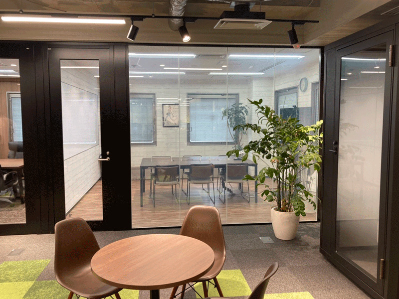 調光フィルムを透明にすれば、空いている会議室も一目瞭然。来客時のちょっとしたサプライズ演出にもなる。
