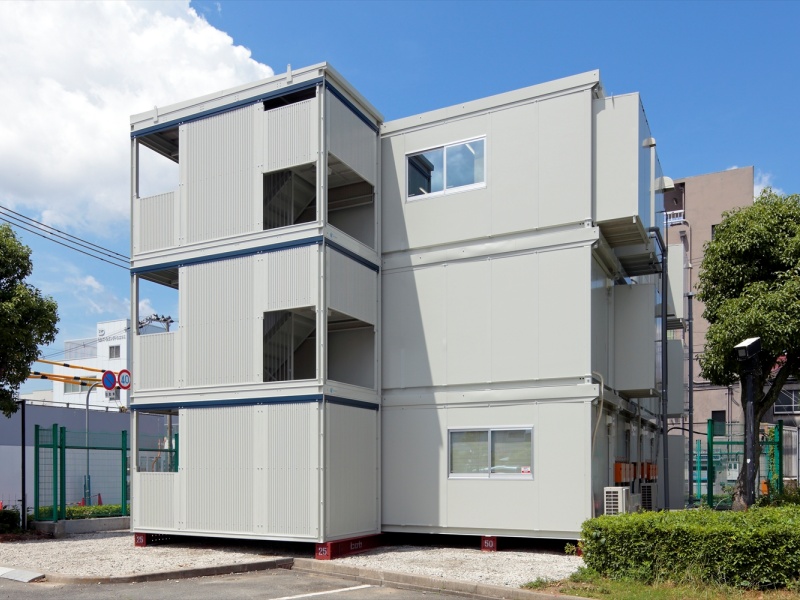 最大3階建てまで対応が可能。都市部の狭小地の現場などでもスペースを有効に活用することができる（レンタルのみ。販売は2F建まで）。