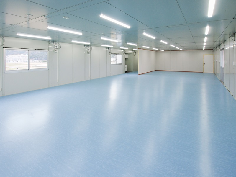 内壁はサンドホワイト色。1棟につき4灯（α30は3灯）リモコン付きLED照明を使用し、低電力ながら明るい室内となっている。