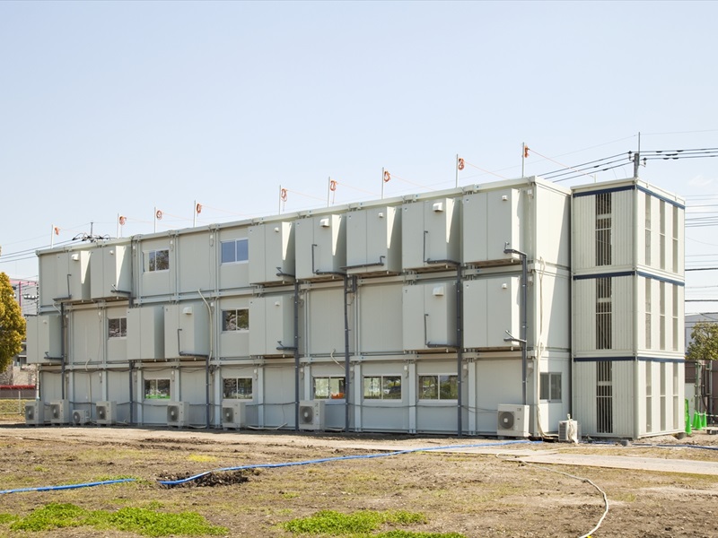 アタッチメントは外にせり出すように取り付けるため、室内の面積を有効に活用できる。キッチン、トイレ、書庫などを収納できるキャビンの3種類を用意。（レンタル専用）