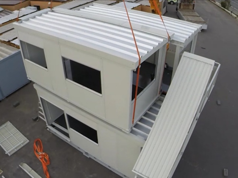 屋根部分の連棟カバーは地上で取り付ける仕様。屋根に登る作業、親綱を使用するような高所作業が不要。その他の連結作業は全て屋内側から行うため、安全に作業を行うことができる。