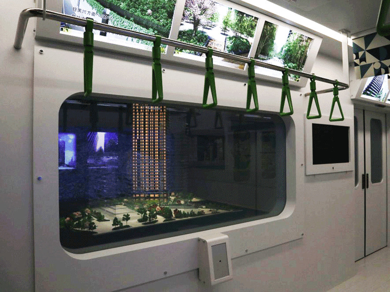 調光フィルムをショールームに採用された事例。リアプロジェクタースクリーンとして映像を投影している。