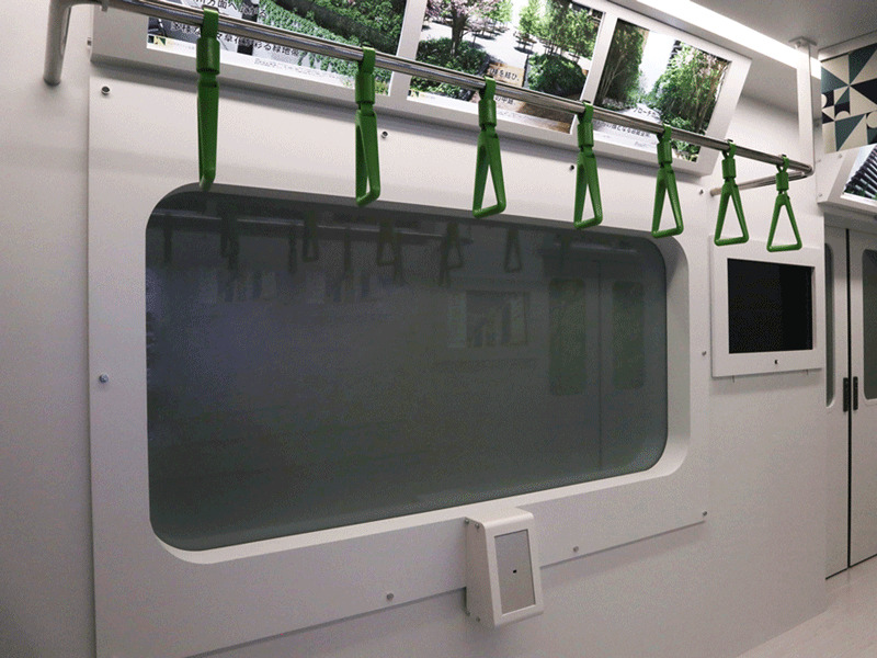 調光フィルムをスモークにした状態で映像を投影すると、間に入っている液晶の効果により高精細な画像を楽しめる。透明/スモークの瞬時切替でサプライズ効果が期待できる。