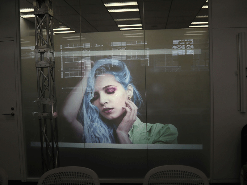 調光フィルムをショールームで利用した事例。御客様見学時には映像を投影し、リアプロジェクタースクリーンとして活用されている。