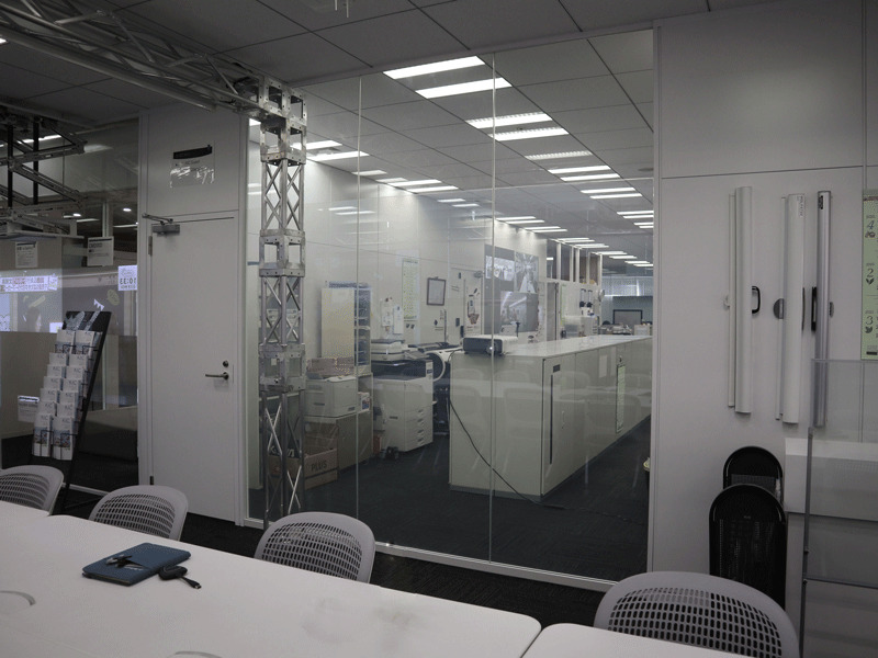 普段は調光フィルムを透明に切り替え、ガラスの開放感を生かしたオフィスとなっている。会議や、来客時に瞬間調光することで、プライバシーの保護ができる。