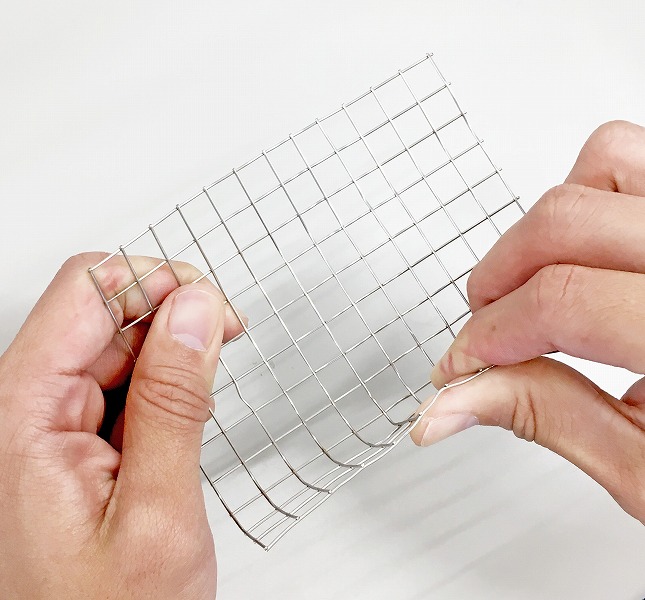 フェンスは鳥の侵入を防ぐ十分な強度と、折ったり曲げたりの現場合わせが容易にできる絶妙な硬さを実現。