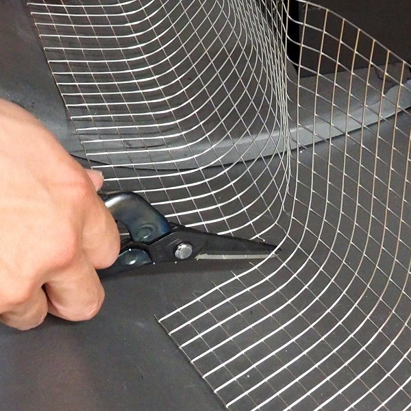 フェンスは折り曲げたりカットすることで凸凹や湾曲面のある屋根にフィットさせることができる。鳥が侵入する隙間ができないように注意。