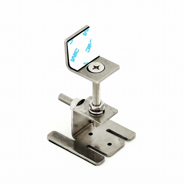 太陽光パネルと屋根材の隙間に合わせて金具の高さを調節。しっかり保定できる。設置面より並行に突出したボルトにフェンスを固定する。